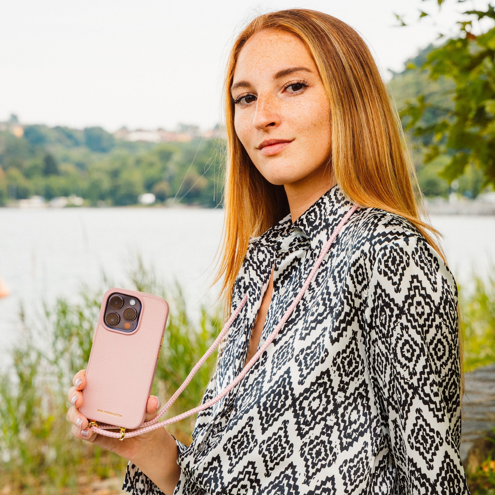 Cover con laccio da collo rimovibile per iPhone 15 Pro