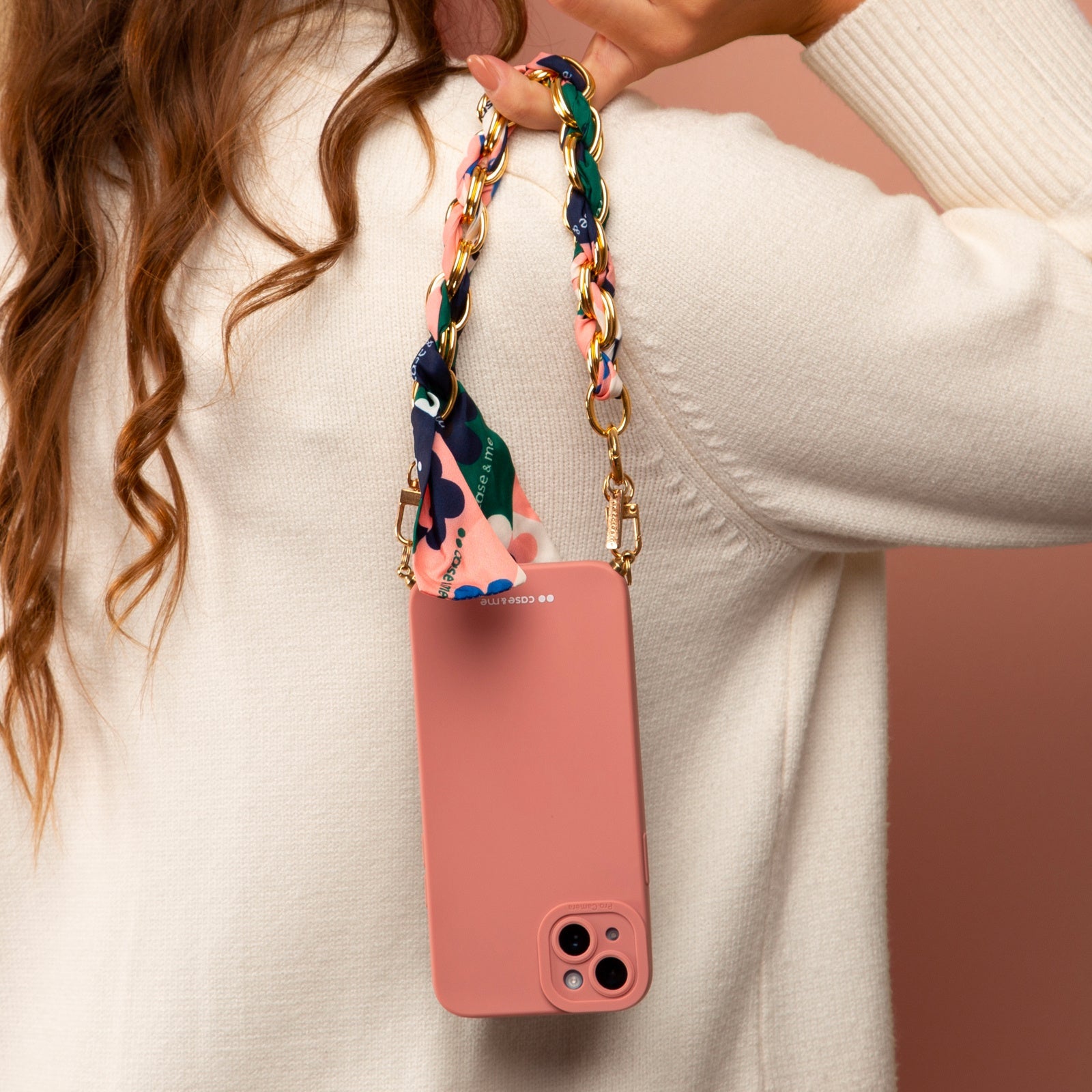 Funda para iPhone 14 Plus con cadena de muñeca y pañuelo