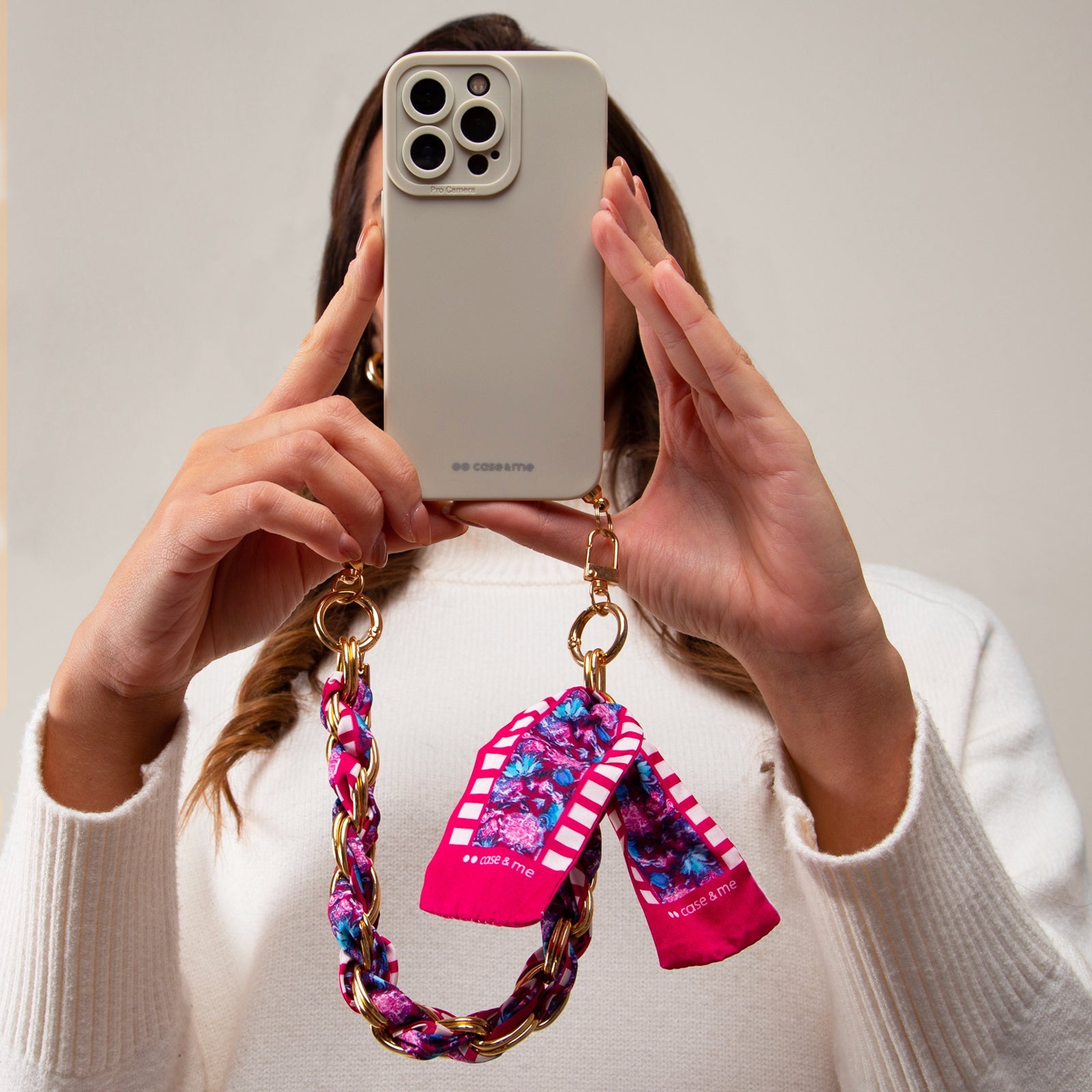 Hülle für das iPhone 14 Pro mit Handgelenkkette und Foulard